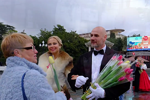 8 марта на Набережной Ялты мужчины в белых перчатках раздавали женщинам цветы