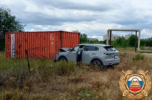 В Волгодонске иномарка врезалась в морской контейнер