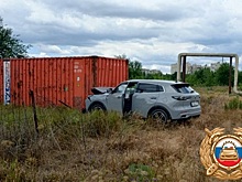 В Волгодонске иномарка врезалась в морской контейнер