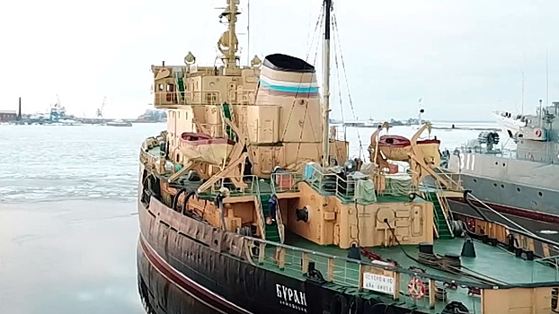 Ледокол и буксиры Ленинградской военно-морской базы помогут спасти Петербург от наводнения