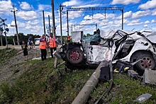 Смятую после смертельного столкновения с поездом легковую машину сняли на видео