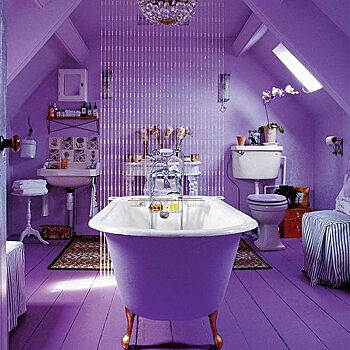 Магия Ultra Violet: модные оттенки в оформлении ванной комнаты