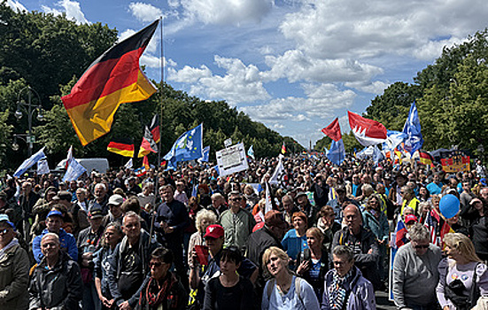 В Берлине проходит массовая демонстрация против наращивания вооружений