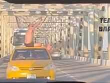 В Благовещенске оштрафуют мужчину, который ехал на крыше автомобиля по мосту через Зею