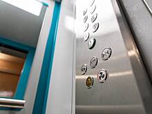 Лифт с людьми заклинило во время пожара на охваченном огнем этаже дома в российском городе