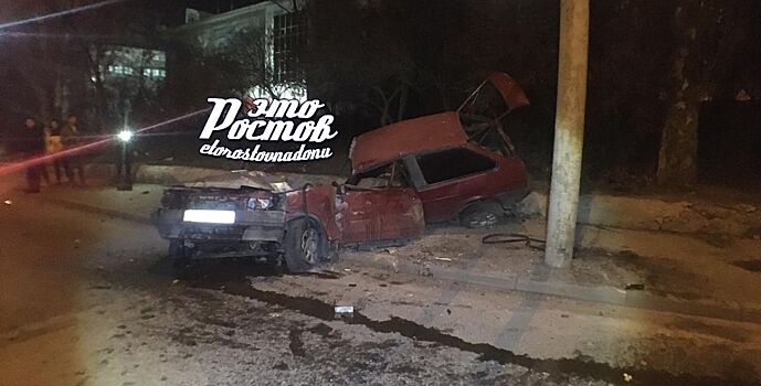 Разорвало на части: автомобиль на скорости влетел в столб в Ростове