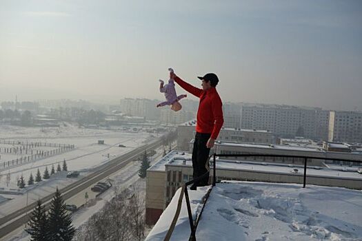 Житель Сибири устроил автогонки, высунув младенца из окна машины