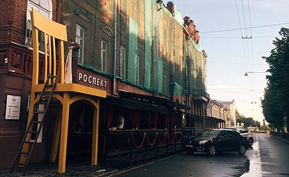 В центре Костромы появился 5-метровый стул. Это — не фотошоп