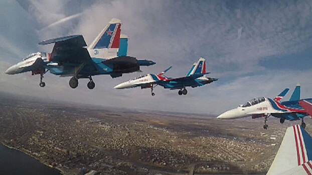 «Русские витязи» и «Стрижи» продемонстрировали высший пилотаж над Волгой: кадры из кабины