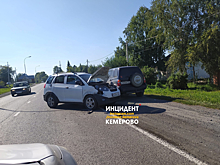 Капот машины открылся в момент ДТП в столице Кузбасса