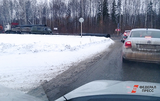 В Югре после смертельного ДТП перекрыли дорогу