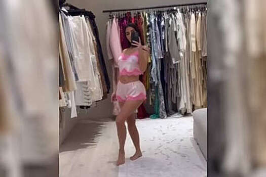 Блогерша Ким Кардашьян показала фигуру в пижаме из кружева