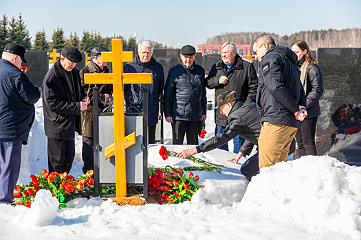 Сотрудники и участники клубных формирований ЦОК ВКС почтили память Героя Советского Союза Василия Решетникова
