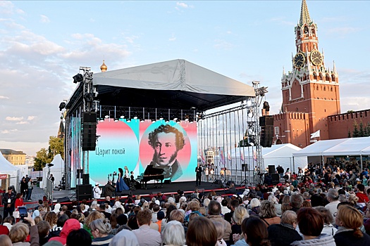В Пушкинский день артисты Музыкального театра им. К.С. Станиславского и В.И. Немировича-Данченко выступили на закрытии фестиваля "Красная площадь"