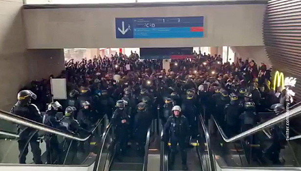 Мигранты устроили сидячую забастовку в парижском аэропорту