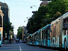 «Люди не могут попасть домой». Пассажиры просят увеличить количество автобусов в сторону Петергофа