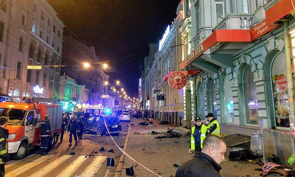 Позже волонтеры инициативной группы показали видео, на котором учавствоваший в ДТП автомобиль уже проезжал на красный свет зимой прошлого года.