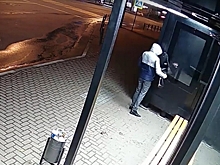 Неуловимый вандал: в Ижевске не смогли найти мужчину, разбившего городской смартфон