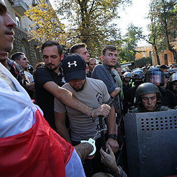 Митингующие приковали себя наручниками у здания администрации президента в Киеве