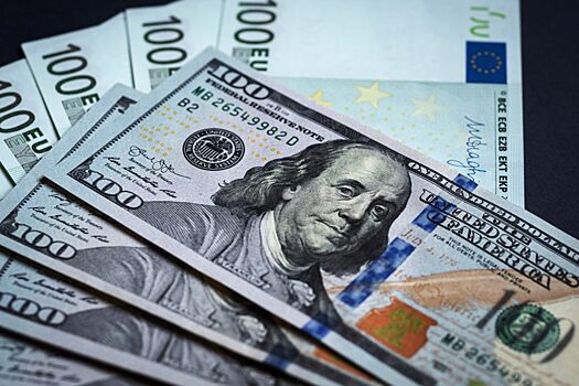 Почему Центробанк решил продлить ограничения на снятие валюты в России