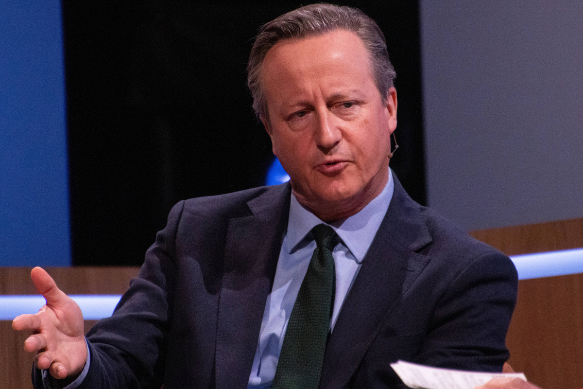 Бывший премьер-министр попал впросак и не смог купить мобильный телефон