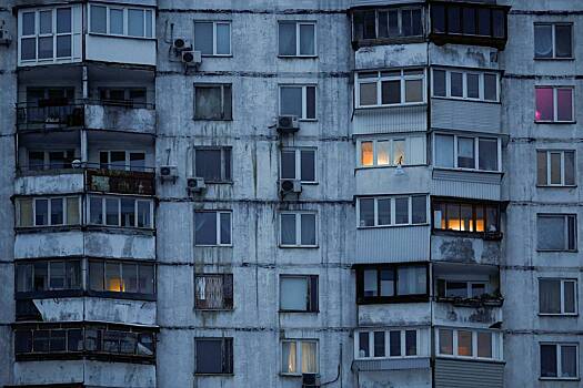 «Говно течет прямо из окон». Жители крупного района Киева бунтуют из-за коммунального коллапса. Им предлагают рыть выгребные ямы