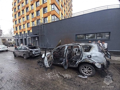 Машина загорелась около детской площадки в Нижнем Новгороде
