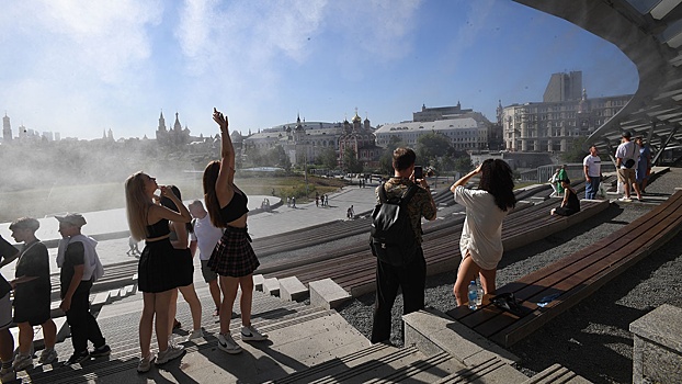 Укрыться от солнца: как москвичи переживают последствия аномальной жары