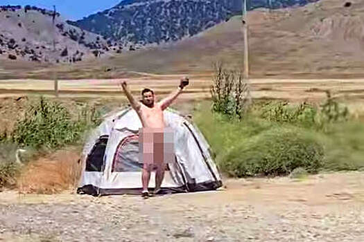 Под Судаком голый мужчина поставил палатку у трассы и машет руками водителям