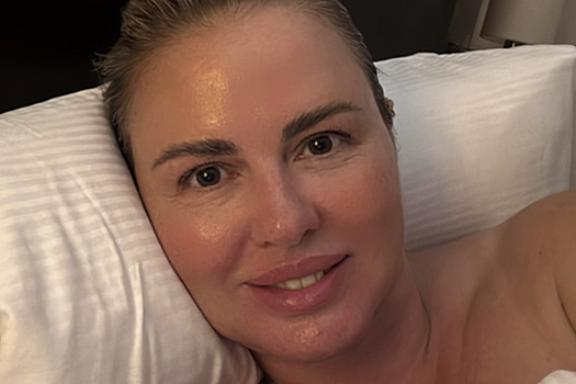 Певица Анна Семенович опубликовала фото без бюстгальтера в кровати