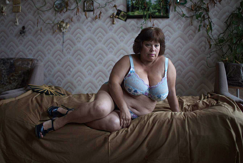 В категории «People» в список номинантов попала Татьяна Виноградова, которая фотографировала петербургских проституток в их квартирах