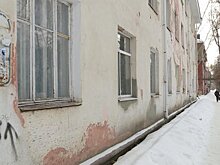 На улице Леонова пешеходы сами прокладывают себе тропы