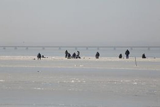 Начнёте тонуть, свистите!: приморских рыбаков просят переждать ледостав