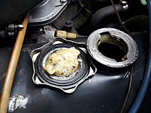 На крышке маслозаливной горловины белый налет: как с ним бороться