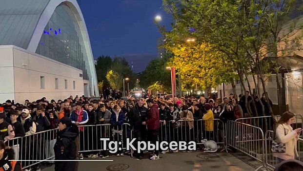 Толпа болельщиков не может попасть на стадион на матч 2Drots – «Родина Медиа»