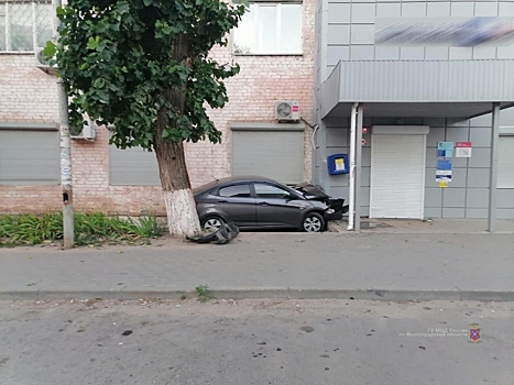 Пьяная женщина въехала в административное здание в Жирновске