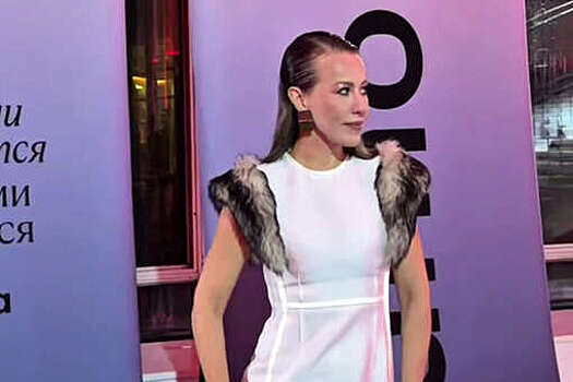Журналистка Ксения Собчак вышла на публику в облегающем платье с мехом