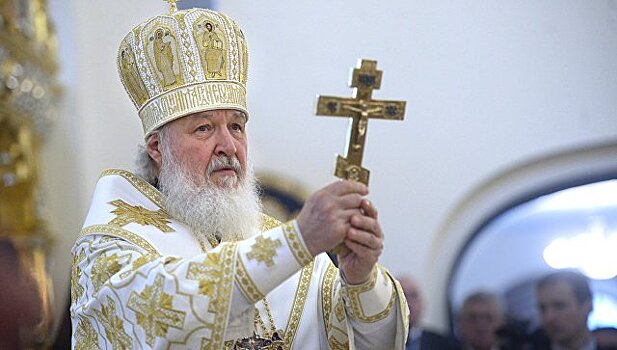Патриарх Кирилл освятил полуторатонный кулич