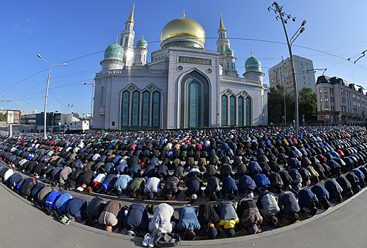 Мусульмане простили полуголую москвичку за фотосессию на фоне мечети