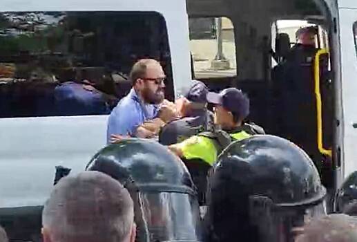 Задержание мужчины с ребенком на марше против ЛГБТ в Молдавии попало на видео
