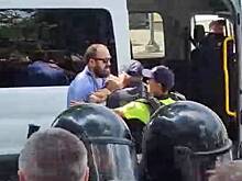Задержание мужчины с ребенком на марше против ЛГБТ в Молдавии попало на видео