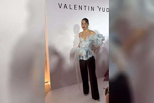 Бизнесвумен Ида Галич в корсете с глубоким декольте пришла на показ Галины Юдашкиной