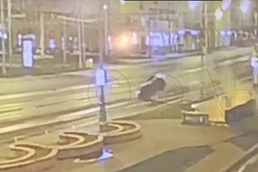 Каршеринговый автомобиль перелетел через пешеходный переход в Москве. ВИДЕО