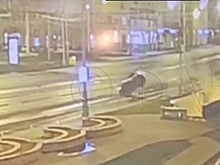 Каршеринговый автомобиль перелетел через пешеходный переход в Москве. ВИДЕО