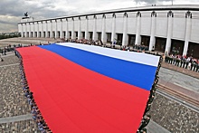 Фотогалерея: У Музея Победы в Москве развернули самый большой флаг России
