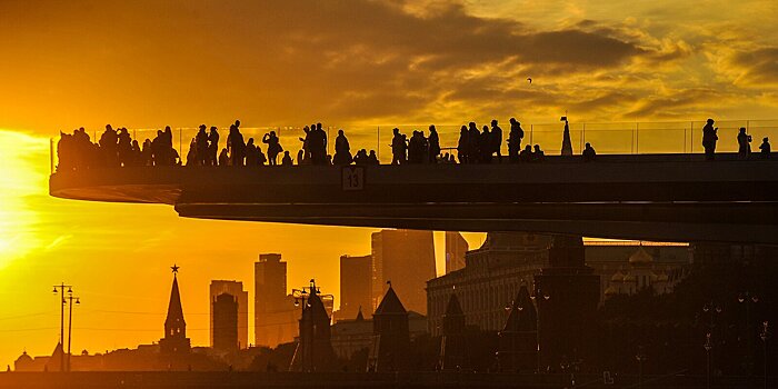 Парящий, Патриарший и другие: шесть пешеходных мостов для прогулок по ночной Москве