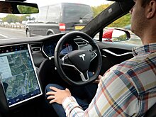 Компания Tesla сообщила об улучшении показателей автопилота