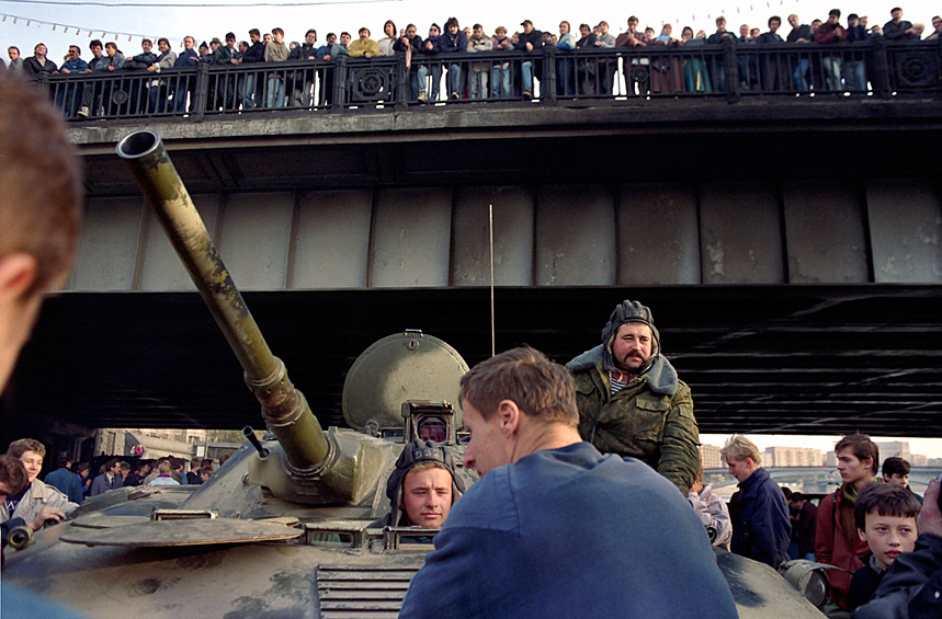 Толпы людей сошлись посмотреть на танки, окружившие Госдуму во время противостояния Ельцина и парламентариев в 1993 году.