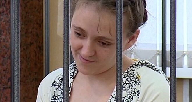 За жестокое убийство 11-месячной дочери на Алтае осудили маму-выпивоху