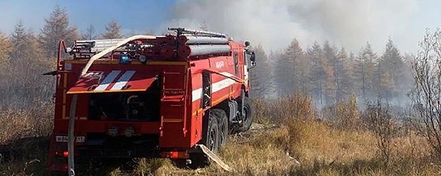 Пожар из-за фейерверка произошел на окраине поселка в Магаданской области